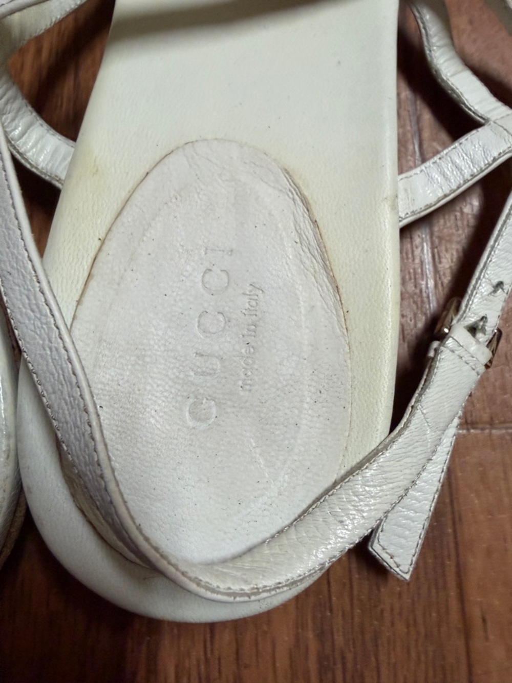 Gucci Ivory T-Strap Sandals with Chain Accent - Picture 8 of 10